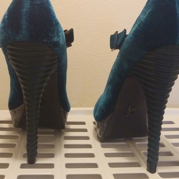 Rachel Roy Green Velvet Platform Shoes   - Picture 3 of 7
